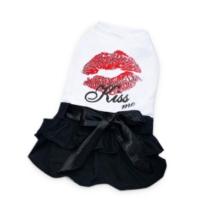 Robe noire avec noeud et haut t-shirt blanc Kiss Me | Petite chienne